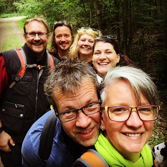 1 Sonntag, 6 Freunde, 4 Hunde & 22.000 Schritte! #wandern #wandergruppeschaukweberkrause #UrpferdchenWegMessel #latergram
